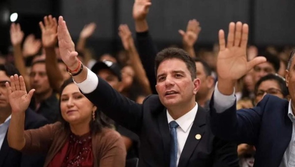 Gladson e Petecão foram ao culto da Quadrangular ontem, mas não teve a Paz do Senhor entre os dois